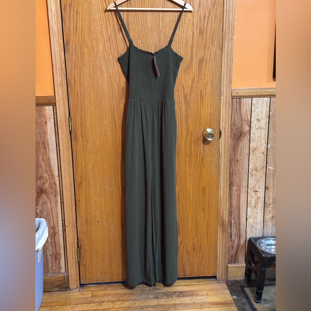 Pretty Garden Nwt Jumpsuit Smocked Sz Medium Olive Green